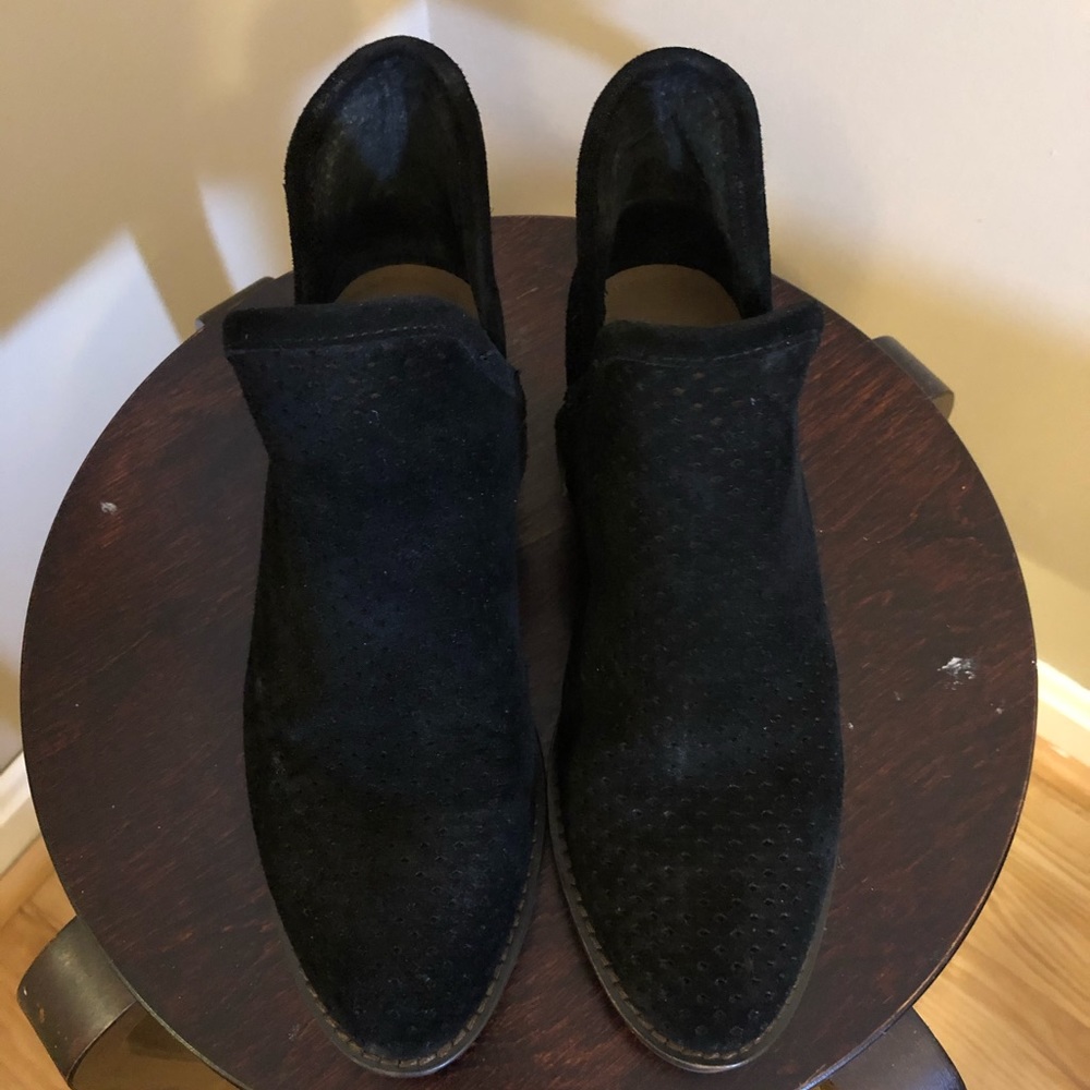 Lucky Brand upper leather ankle boots.